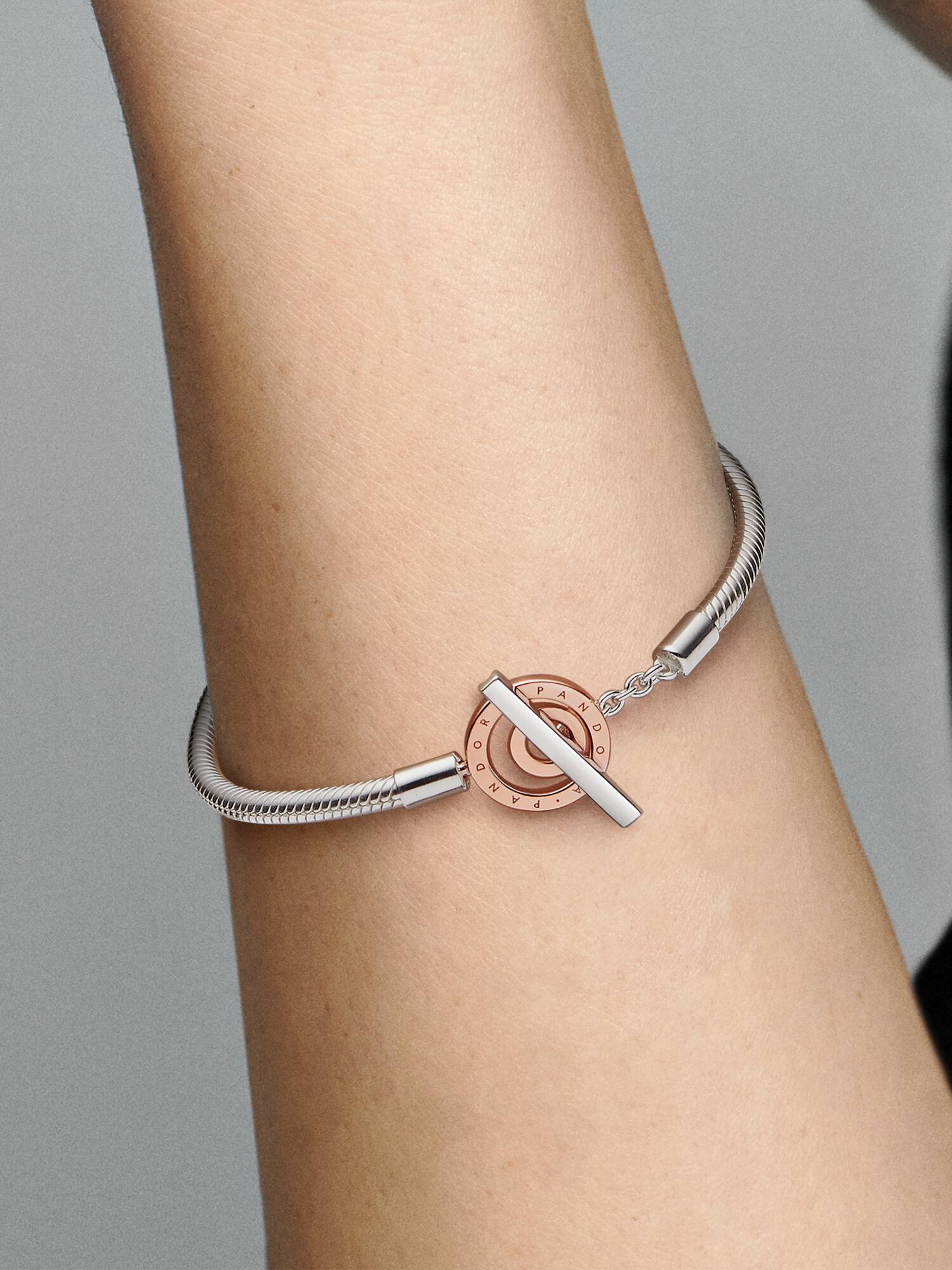 Hadovitý řetízkový náramek Pandora Signature Dvoubarevný T-prvek s logem