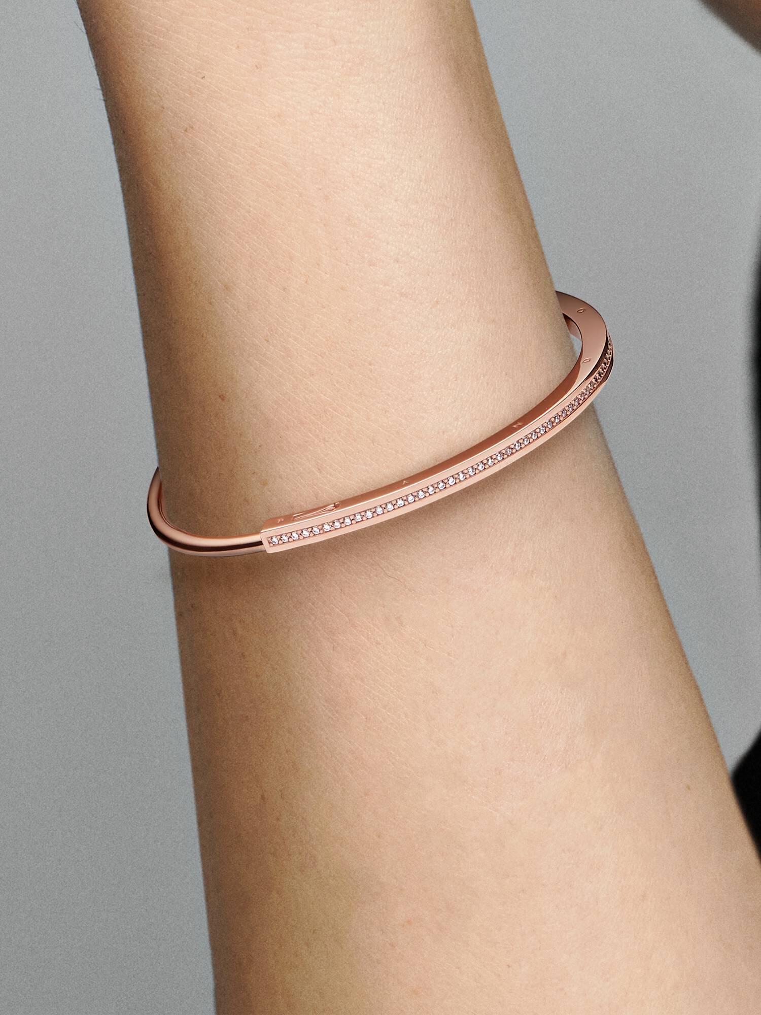Pevný náramek Pandora Signature I-D a pavé