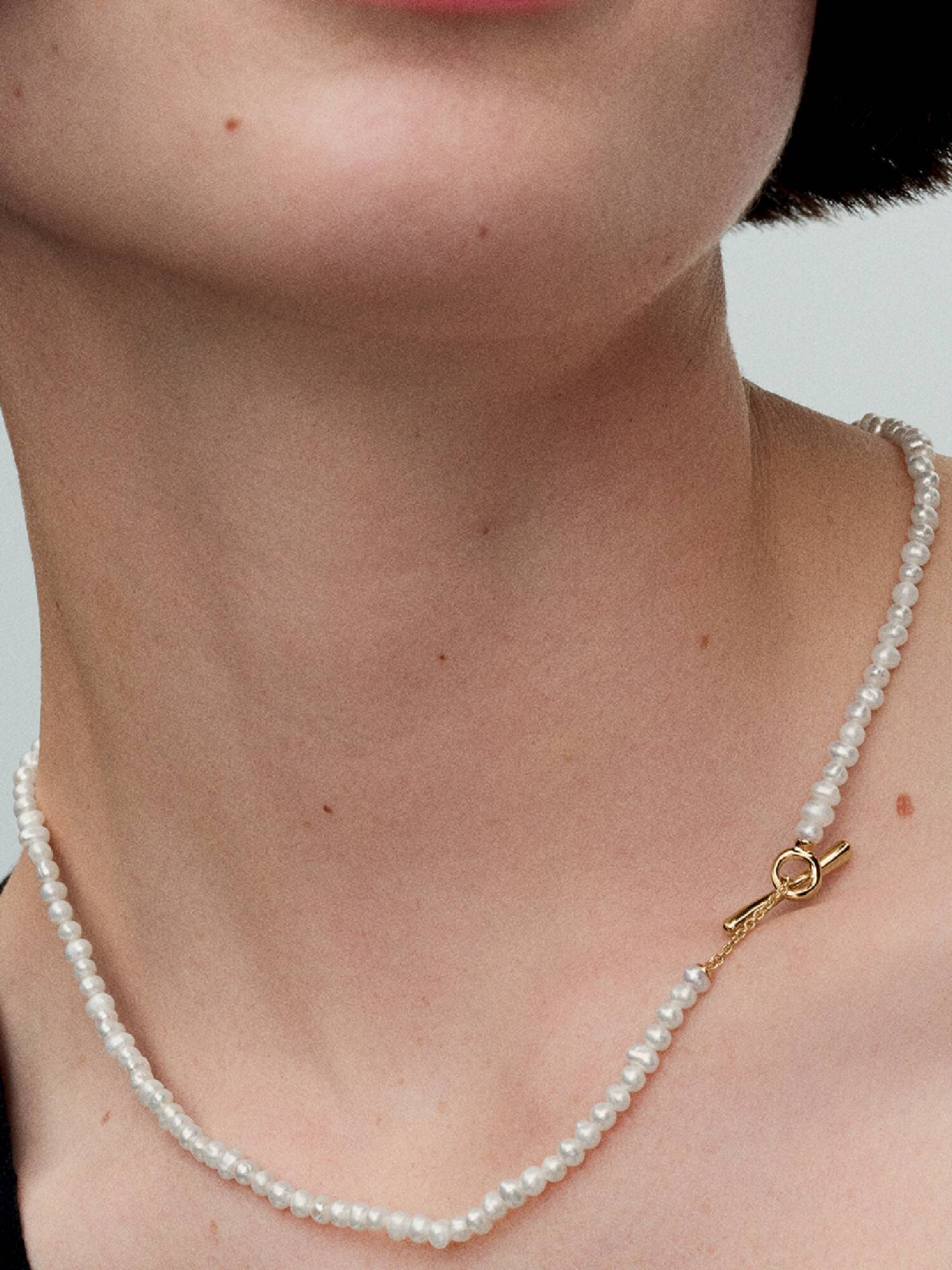 Krátký náhrdelník s prvkem ve tvaru písmene T a upravenými sladkovodními kultivovanými perlami