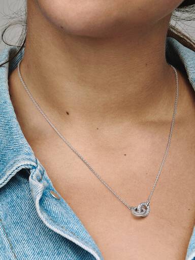 Náhrdelník s náhrdelníkovým přívěskem Pandora Signature Propletená pavé