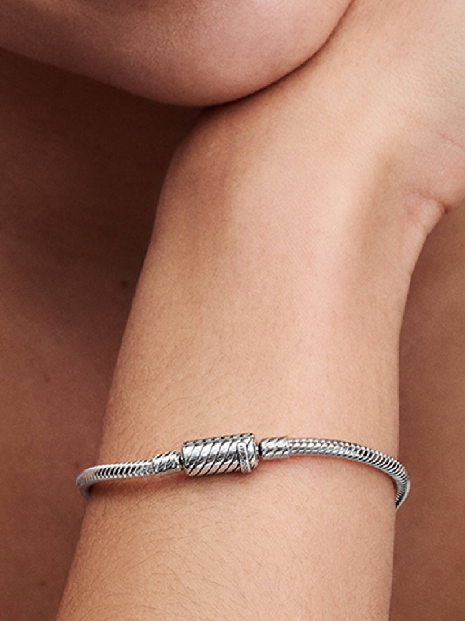 Hadovitý řetízkový náramek s magnetickou sponou se snadným zavíráním