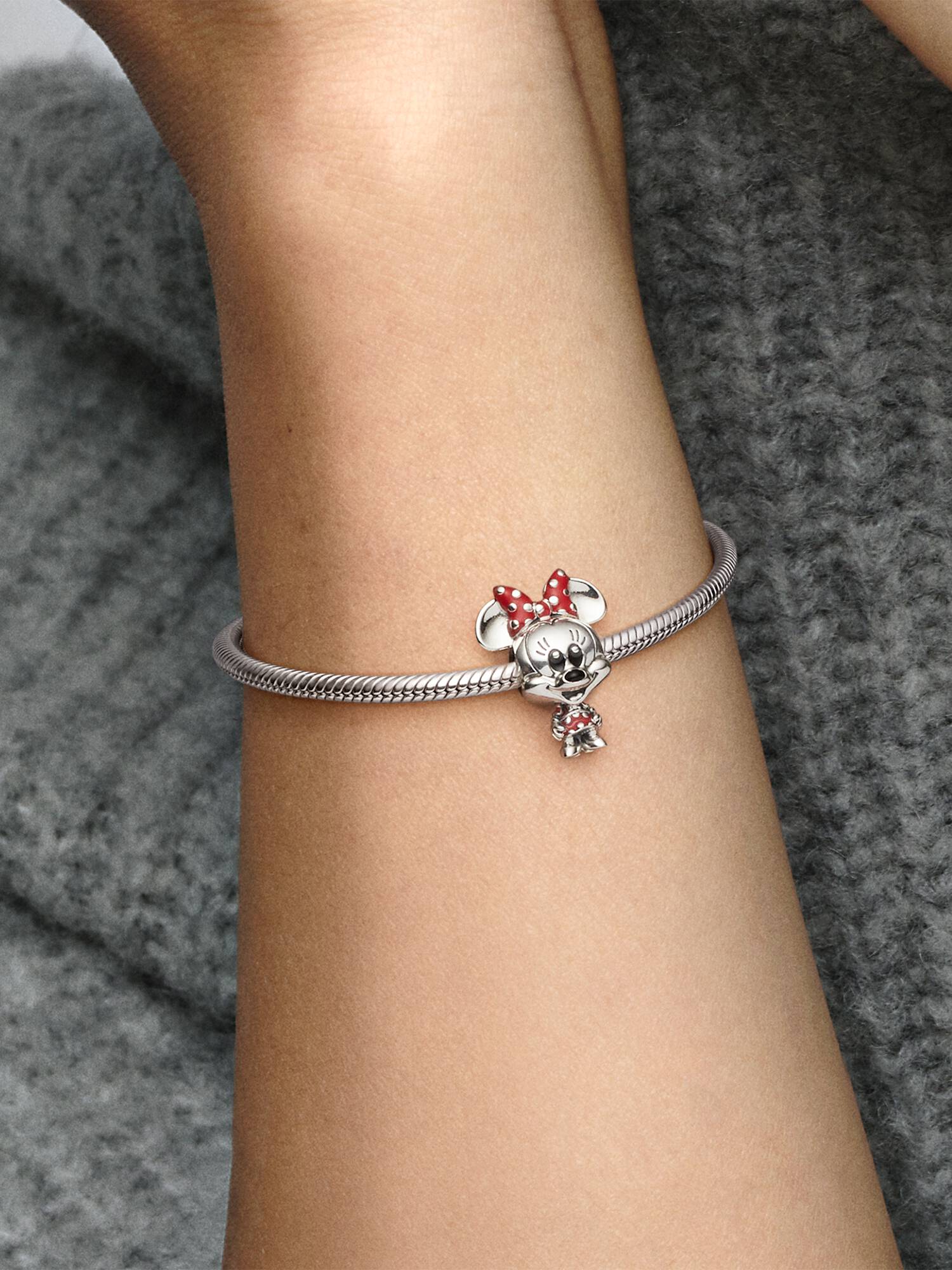 Přívěsek Disney myška Minnie s puntíkovanými šaty a mašlí
