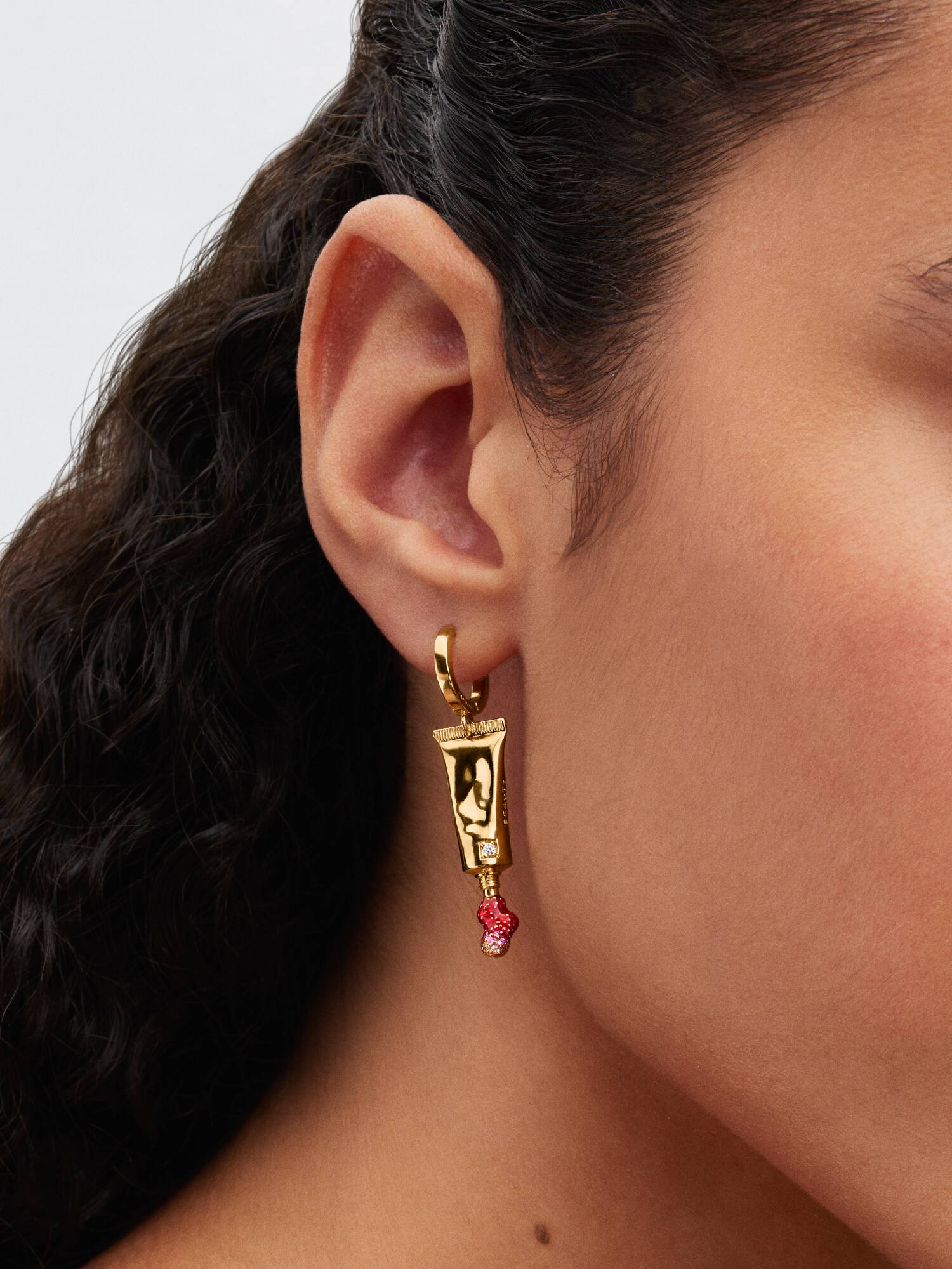 Visací náušnice Pat McGrath – Tubička krásy